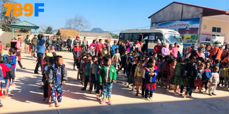 Nhiều tình nguyện viên đã đồng hành cùng 789F phát từ thiện