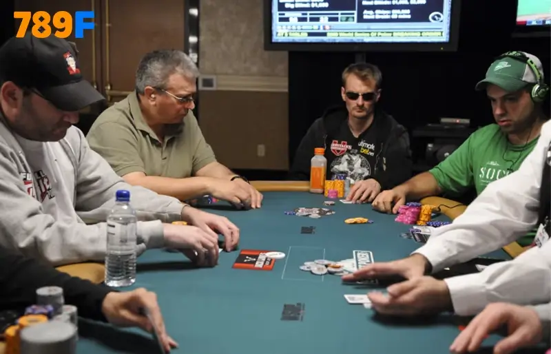 Archie lớn lên trong hoàn cảnh nghèo khó