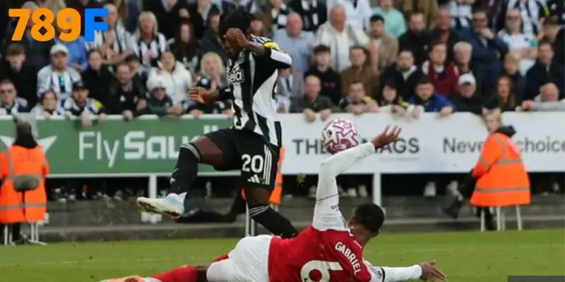 Arsenal bị cướp penalty | Arteta bùng nổ với VAR