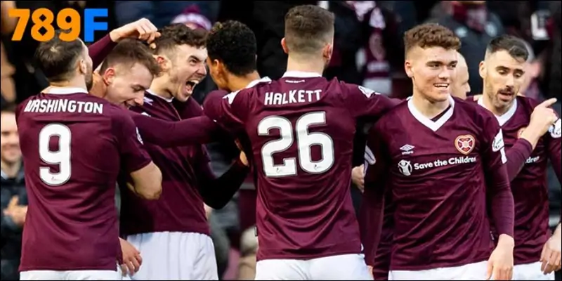 Các cầu thủ Hearts ăn mừng chiến thắng tại Tynecastle