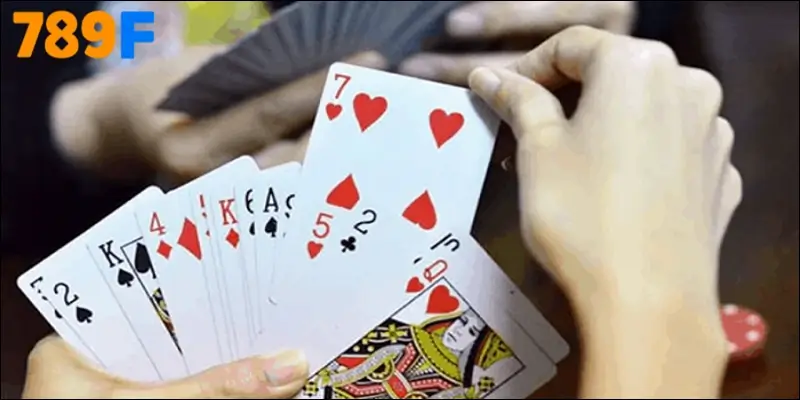 Cách đọc bài đối thủ trong phỏm rất quan trọng