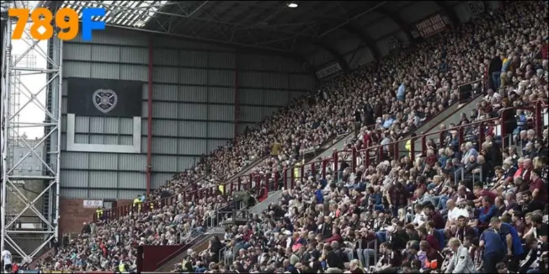 Cổ động viên Hearts biến khán đài Tynecastle thành ‘biển đỏ’