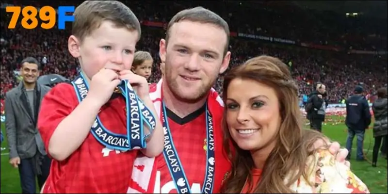 Coleen luôn đứng sau bảo vệ gia đình và sự nghiệp của Rooney 