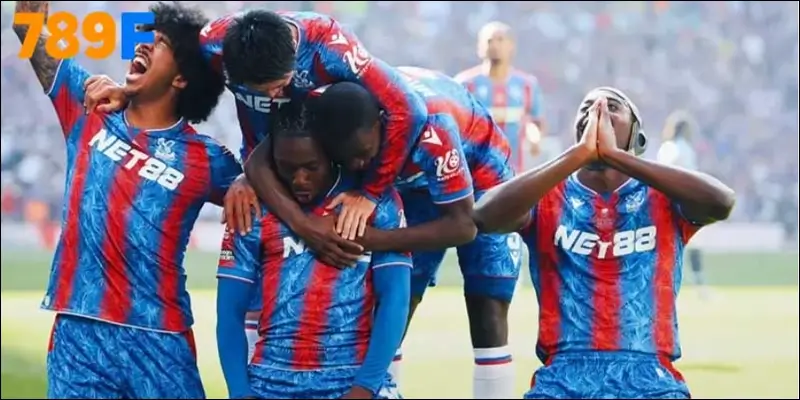 Crystal Palace ăn mừng thắng Liverpool 2-1