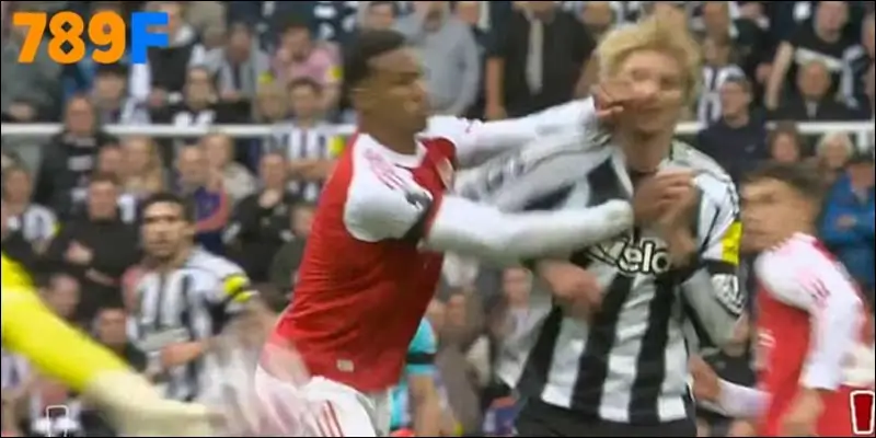 Gabriel Magalhães đánh nguội Woltemade ngay sau bàn mở tỷ số của Newcastle