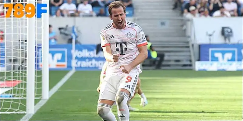 Harry Kane ăn mừng sau khi lập kỷ lục 100 bàn cho Bayern
