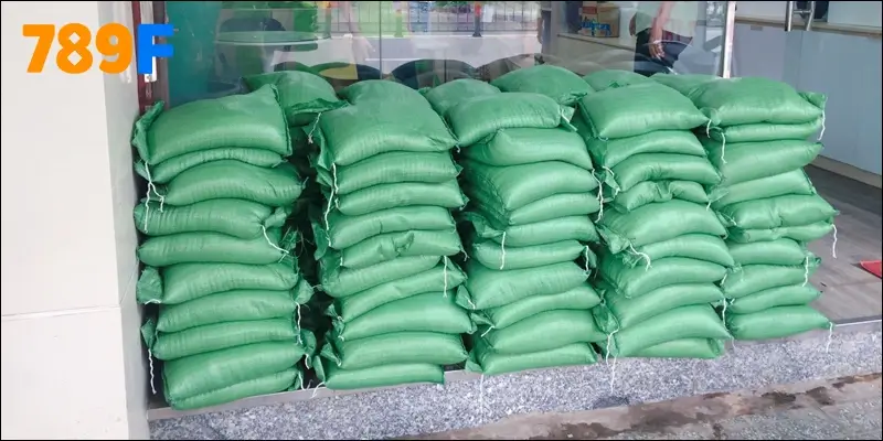 Hoạt động phát gạo giúp người dân vơi bớt gánh nặng cơm áo