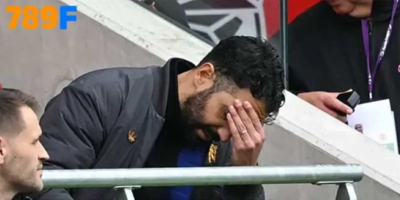 Khoảnh khắc Amorim cúi đầu, liệu có phải dấu hiệu ngày tàn trên ghế nóng Old Trafford?