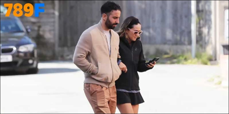 Khoảnh khắc Amorim đi cùng vợ, biển bói toán phía sau bất ngờ chiếm trọn tiêu điểm