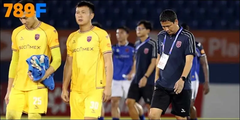 Khoảnh khắc Anh Đức đứng chôn chân trước bàn thắng của Tiến Linh