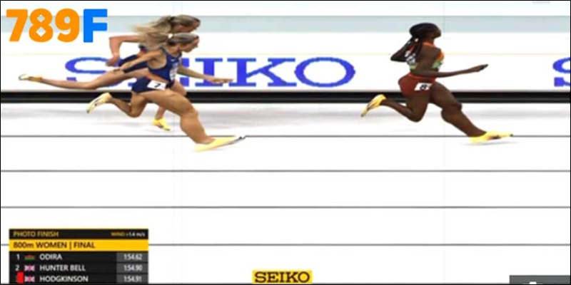 Khoảnh khắc Keely Hodgkinson cán đích chỉ sau đối thủ 0,01 giây