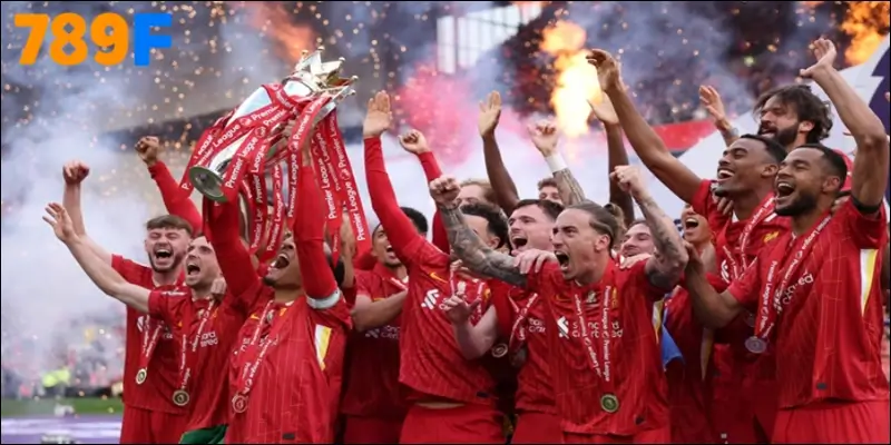 Liverpool nâng cao chiếc cúp vô địch Premier League 2024/25