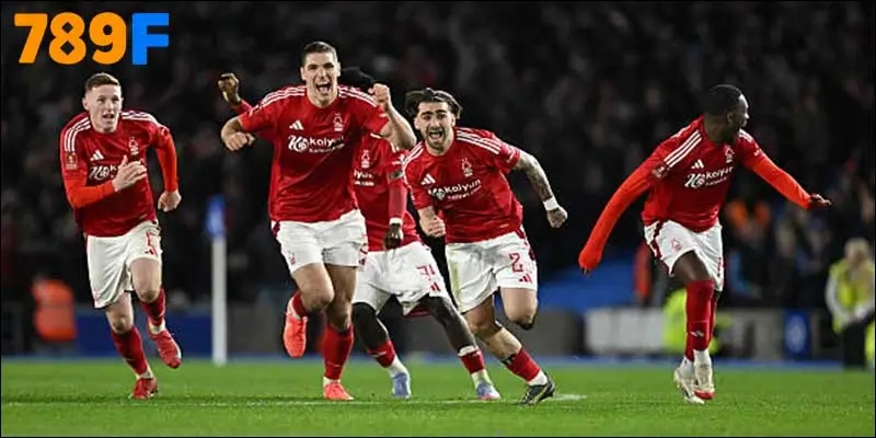 Nottingham Forest thay da đổi thịt dưới Postecoglou