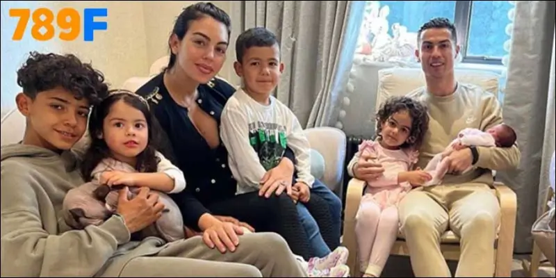 Ronaldo - Georgina và 5 người con