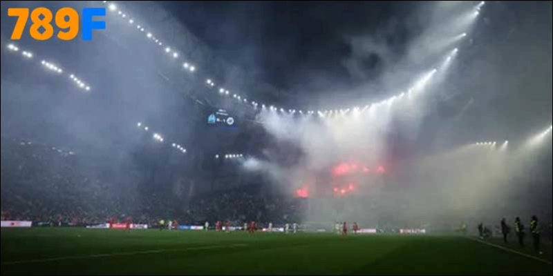 Sân Orange Vélodrome chìm trong mưa lớn, buộc Marseille vs PSG hoãn trận phút chót