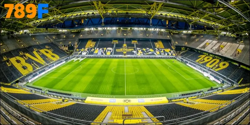 Sân vận động Signal Iduna Park với sức chứa hơn 81.000 chỗ ngồi
