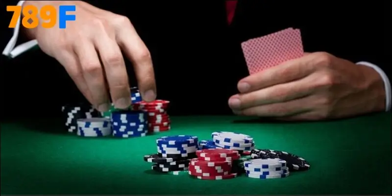 So sánh người biết cách đánh liêng luôn thắng và người chơi cảm tính