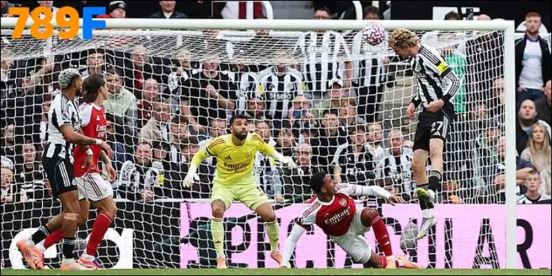 VAR đứng ngoài cuộc trước tình huống Gabriel Magalhães đánh nguội – tâm điểm chỉ trích ở Premier League