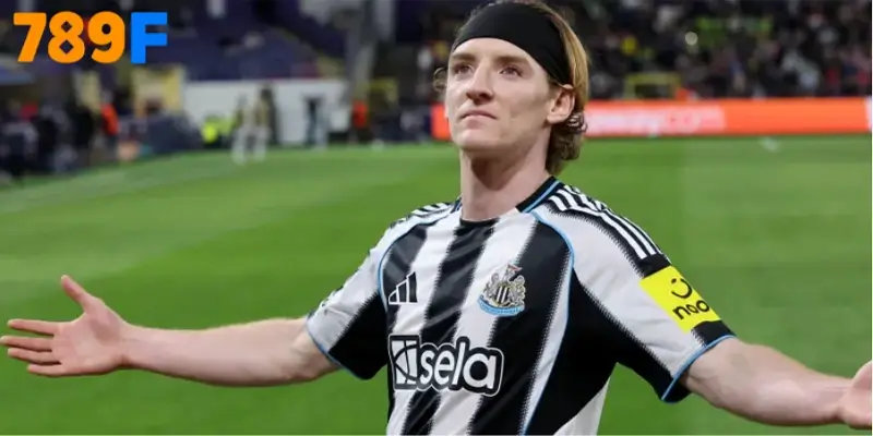 Anthony Gordon ăn mừng sau cú sút phạt đền