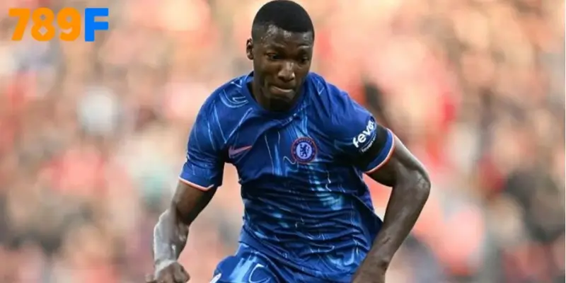 Caicedo thi đấu lăn xả, cắt bóng và kiểm soát tuyến giữa, đúng nghĩa ‘cân cả đội Chelsea’