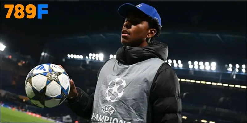 Con trai Thiago Silva gây sốt khi làm ballboy ở Chelsea