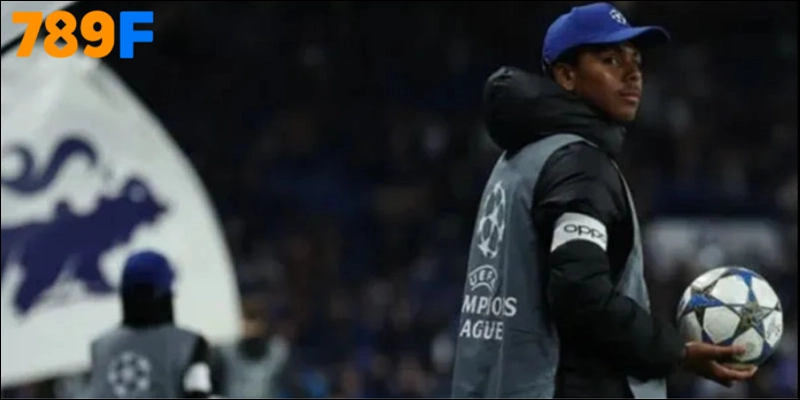 Con trai Thiago Silva - Isago da Silva xuất hiện trong vai trò ballboy ở trận Chelsea – Benfica