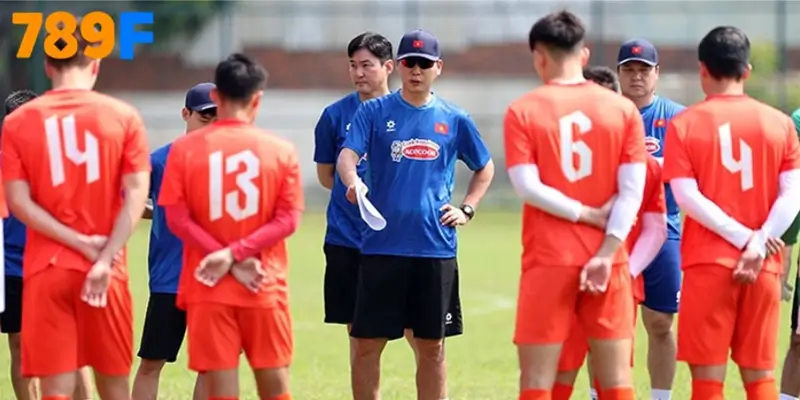 HLV Kim Sang Sik quyết liệt làm mới cánh trái tuyển Việt Nam