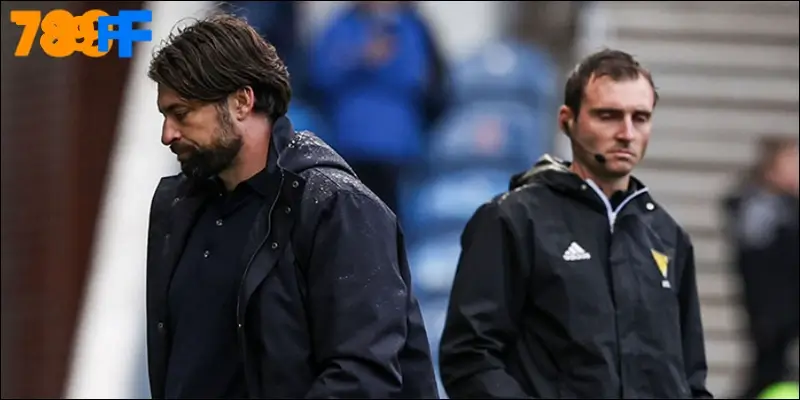 HLV Russell Martin cúi đầu rời sân Ibrox trong tiếng la ó của cổ động viên Rangers sau trận hòa Falkirk – trận đấu cuối cùng của ông trên cương vị HLV trưởng