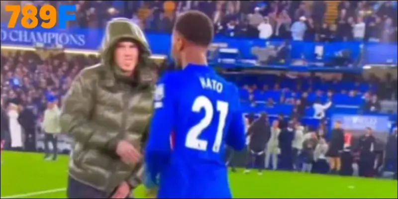 Khoảnh khắc Jorrel Hato vô tình nhảy vào Cole Palmer khiến cầu thủ này ôm hông đau đớn