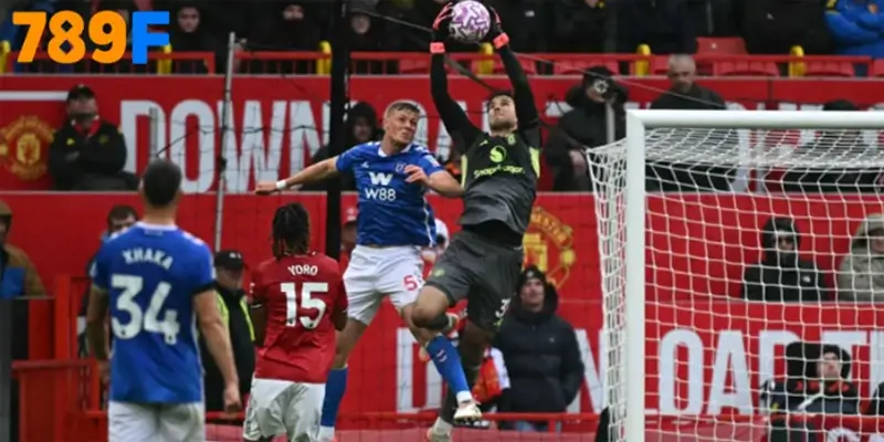 Khoảnh khắc Lammens bay người cứu thua khiến khán đài Old Trafford bùng nổ