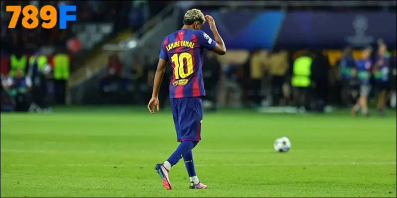 Lamine Yamal rời sân trong trận gặp PSG tại Champions League sau khi cảm thấy đau ở vùng mu