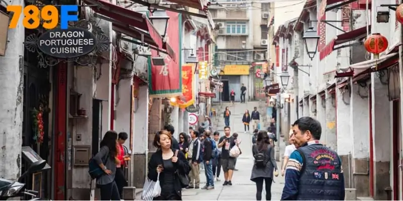 Người dân Macau xa lạ với sòng bạc xa hoa