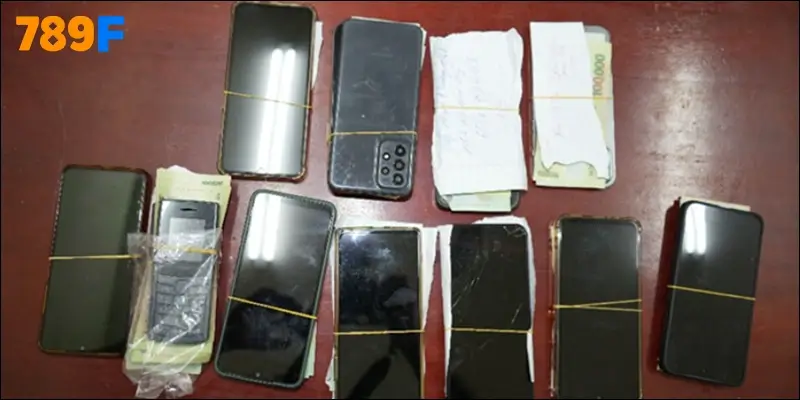 Nhiều điện thoại, laptop và tiền mặt được phát hiện tại hiện trường