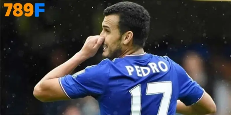 Pedro rời sân trong thất vọng sau chiếc thẻ đỏ, đẩy Chelsea vào thế thiếu người