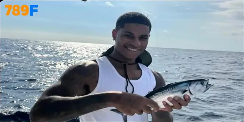 Rashford câu cá, bình yên giữa bão chỉ trích Barcelona