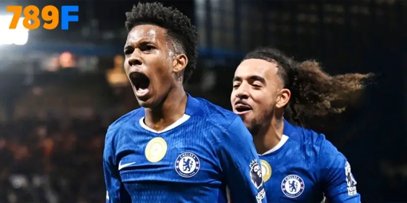 Sao trẻ Chelsea Estêvão ăn mừng bàn thắng phút 95 trước Liverpool