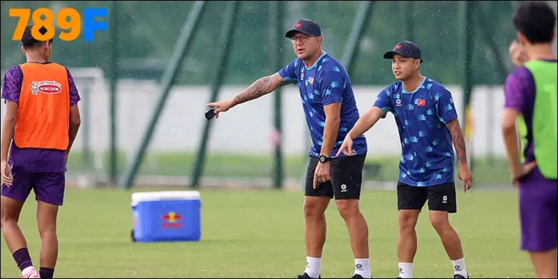 U17 Việt Nam tập luyện dưới sự dẫn dắt của HLV Cristiano Roland