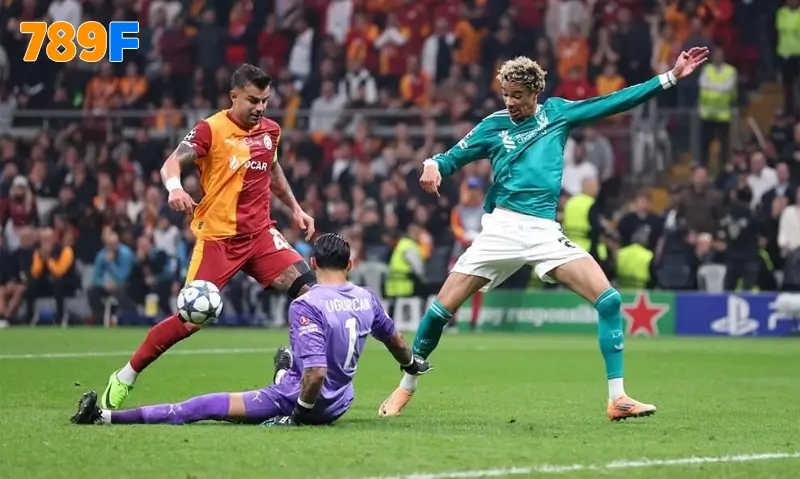 Victor Osimhen sút tung lưới Liverpool từ chấm 11m, mang về chiến thắng lịch sử cho Galatasaray